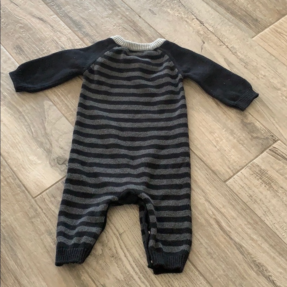 EUC bundle of Gap 2 sweater one pieces, sz 3-6 mos - Picture 8 of 9